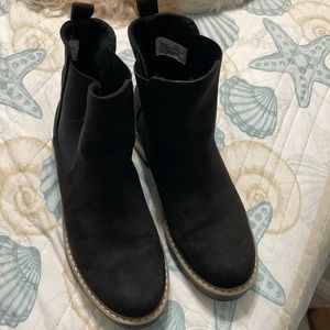 UNIVERSAL THREAD ANKLE BOOTS
